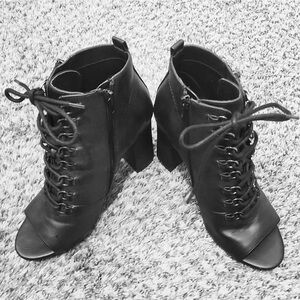 NWOT Guess Briden black open toed boots Size 10